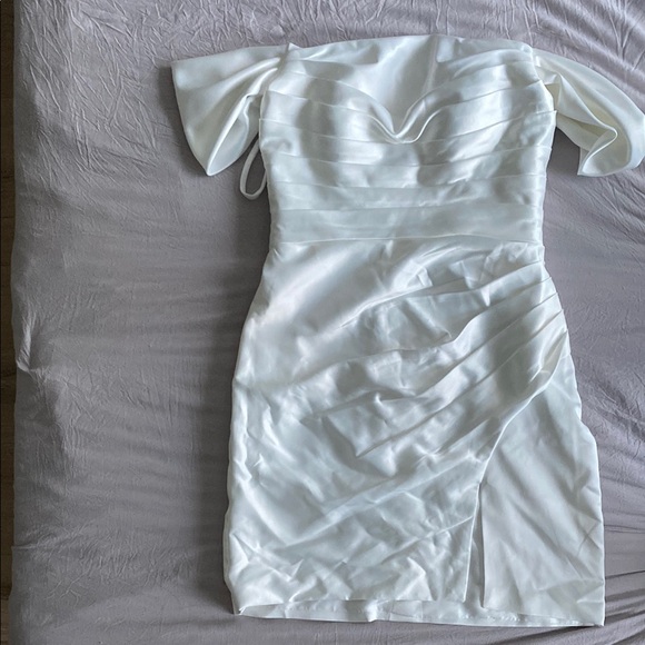 Elegant White Off-Shoulder Dress - Picture 4 of 4